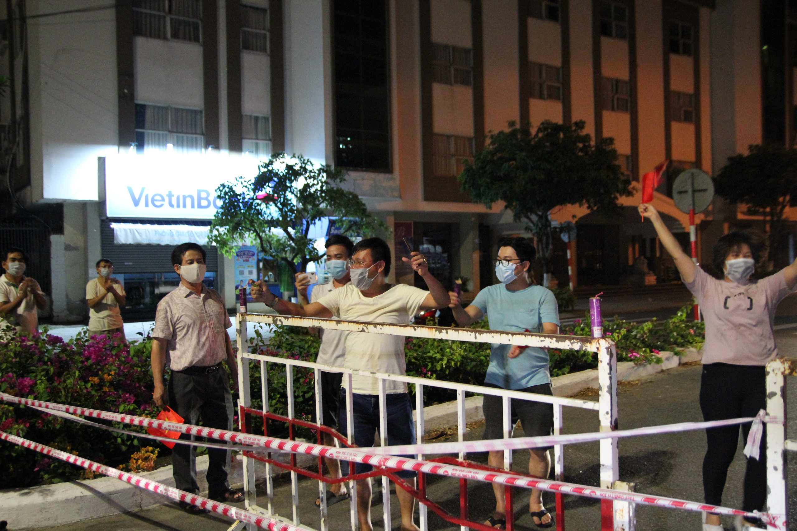 Người dân Đà Nẵng vui mừng dỡ phong tỏa khu vực bar New Phương Đông và chung cư 12T3 - Ảnh 4.
