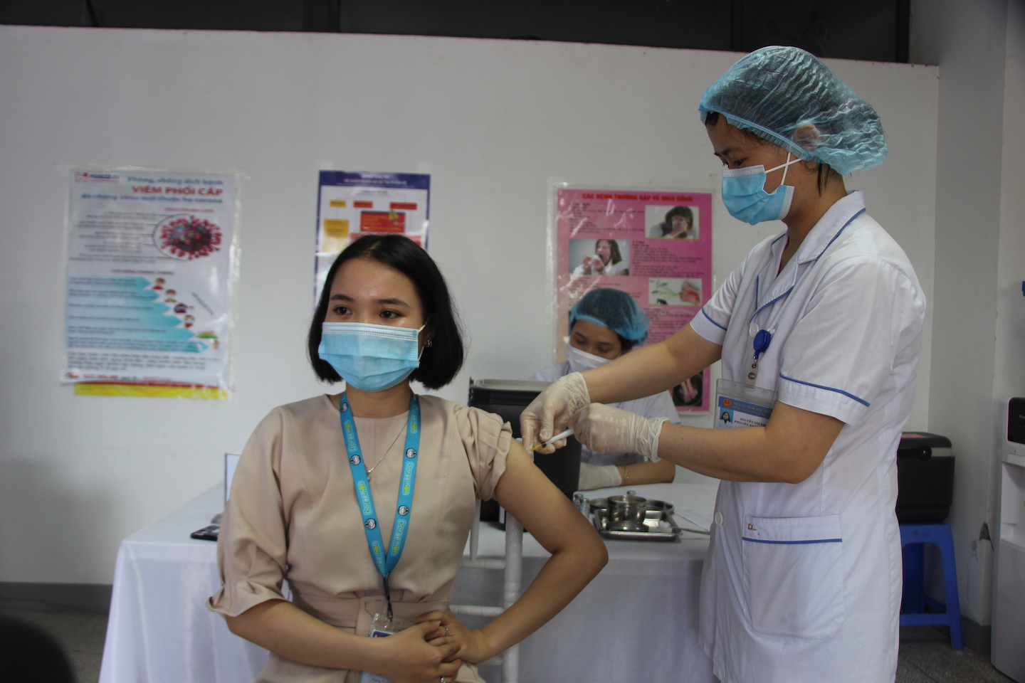 CLIP: Bắt đầu "chiến dịch" tiêm vắc-xin Covid-19 cho hàng trăm ngàn công nhân ở tâm dịch