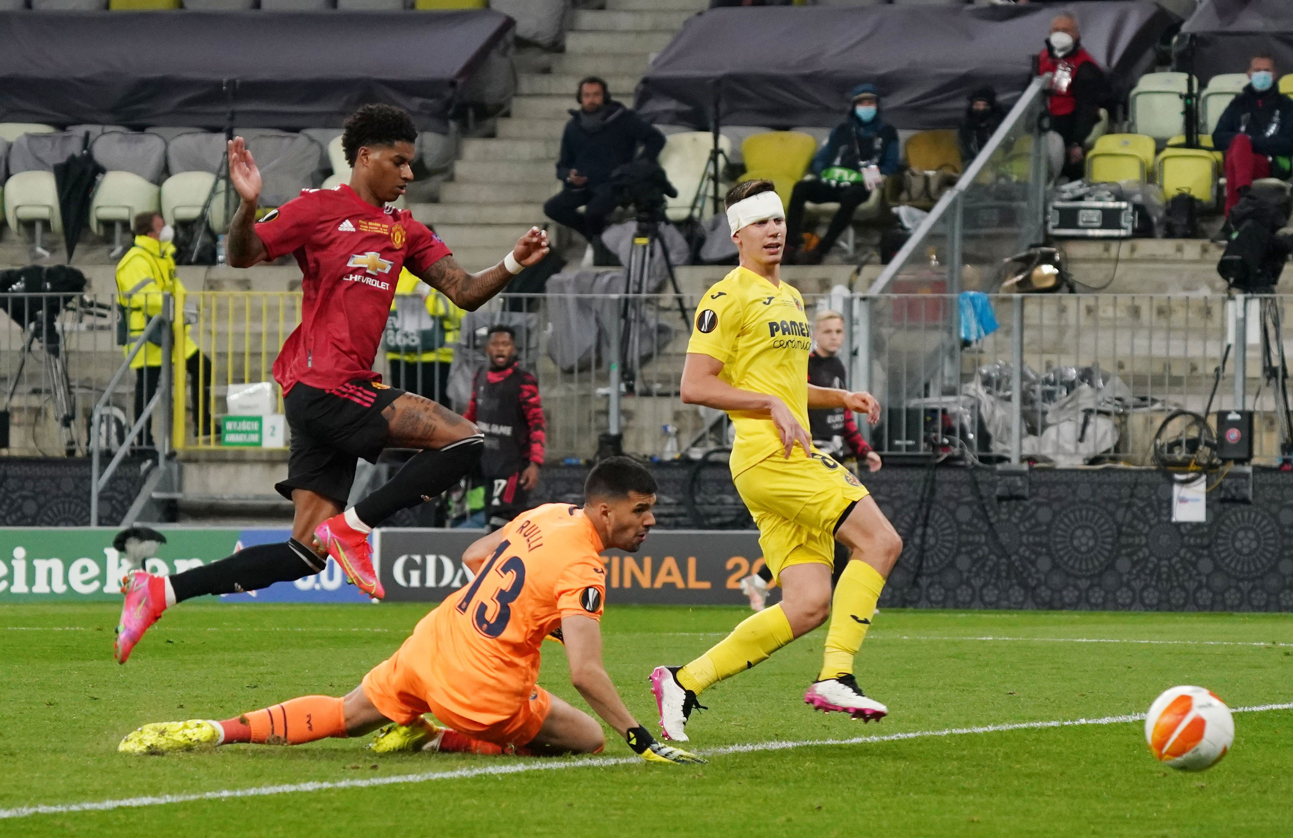 Man United gục ng&atilde; loạt lu&acirc;n lưu, Villarreal l&ecirc;n ng&ocirc;i Europa League  - Ảnh 2.