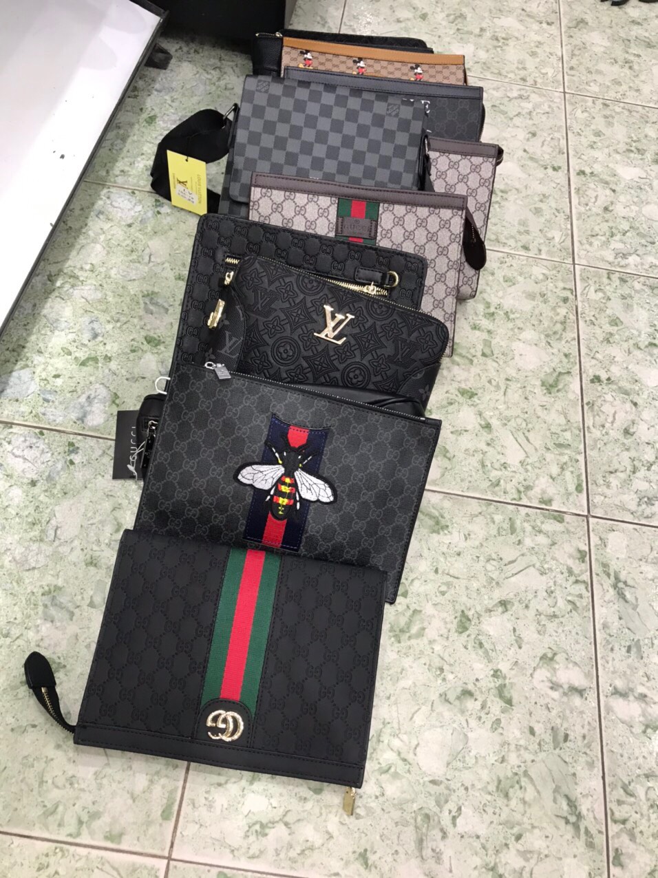 B&aacute;n l&ocirc; h&agrave;ng nh&aacute;i GUCCI, Adidas trị gi&aacute; 43 triệu đồng, bị phạt 45 triệu đồng - Ảnh 1.