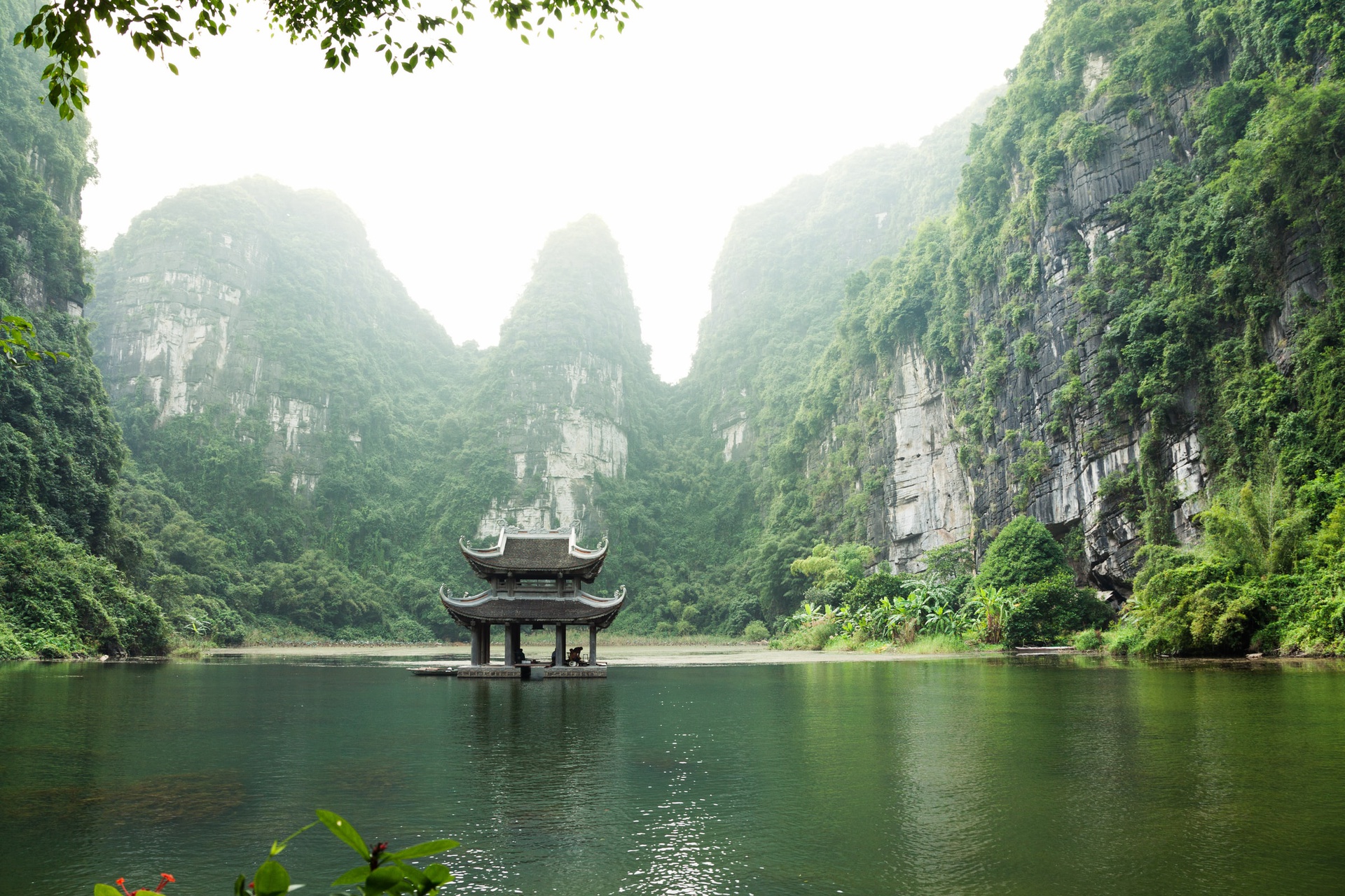 Việt Nam v&agrave;o top 10 nơi đ&aacute;ng sống nhất cho người nước ngo&agrave;i - Ảnh 1.