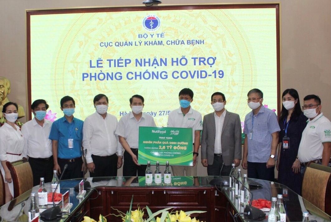 Nutifood v&agrave; &Ocirc;ng Bầu tặng sản phẩm dinh dưỡng cho y, b&aacute;c sĩ tuyến đầu v&agrave; bệnh nh&acirc;n mắc Covid-19 - Ảnh 1.