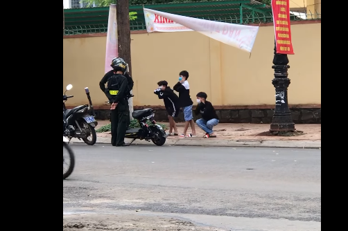 CLIP: Cảnh sát cơ động phạt học sinh chở 3... thụt dầu - Ảnh 1.
