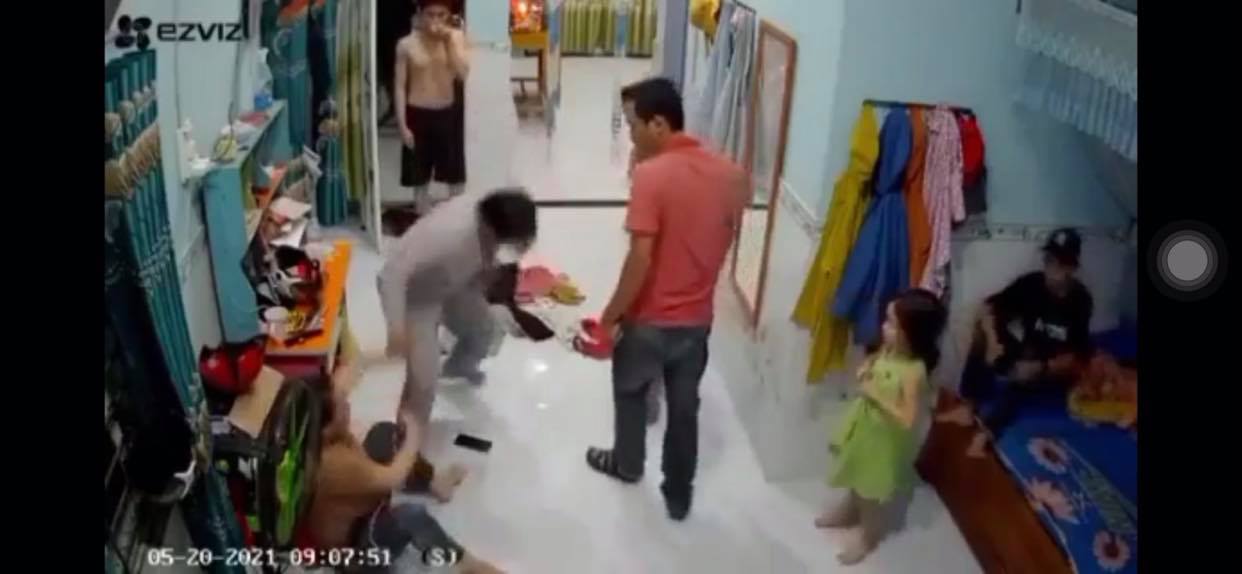 CLIP: Đang ở nhà, người phụ nữ góa chồng bị hai đàn ông xông vào đánh đập dã man - Ảnh 3.