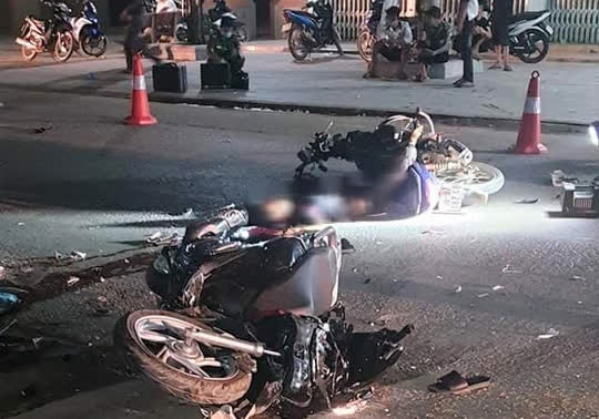 2 xe máy tông trực diện nhau, 4 người thương vong
