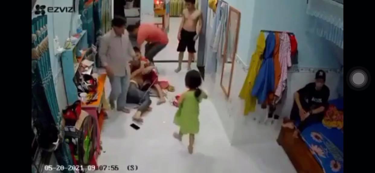 CLIP: Đang ở nhà, người phụ nữ góa chồng bị hai đàn ông xông vào đánh đập dã man - Ảnh 1.