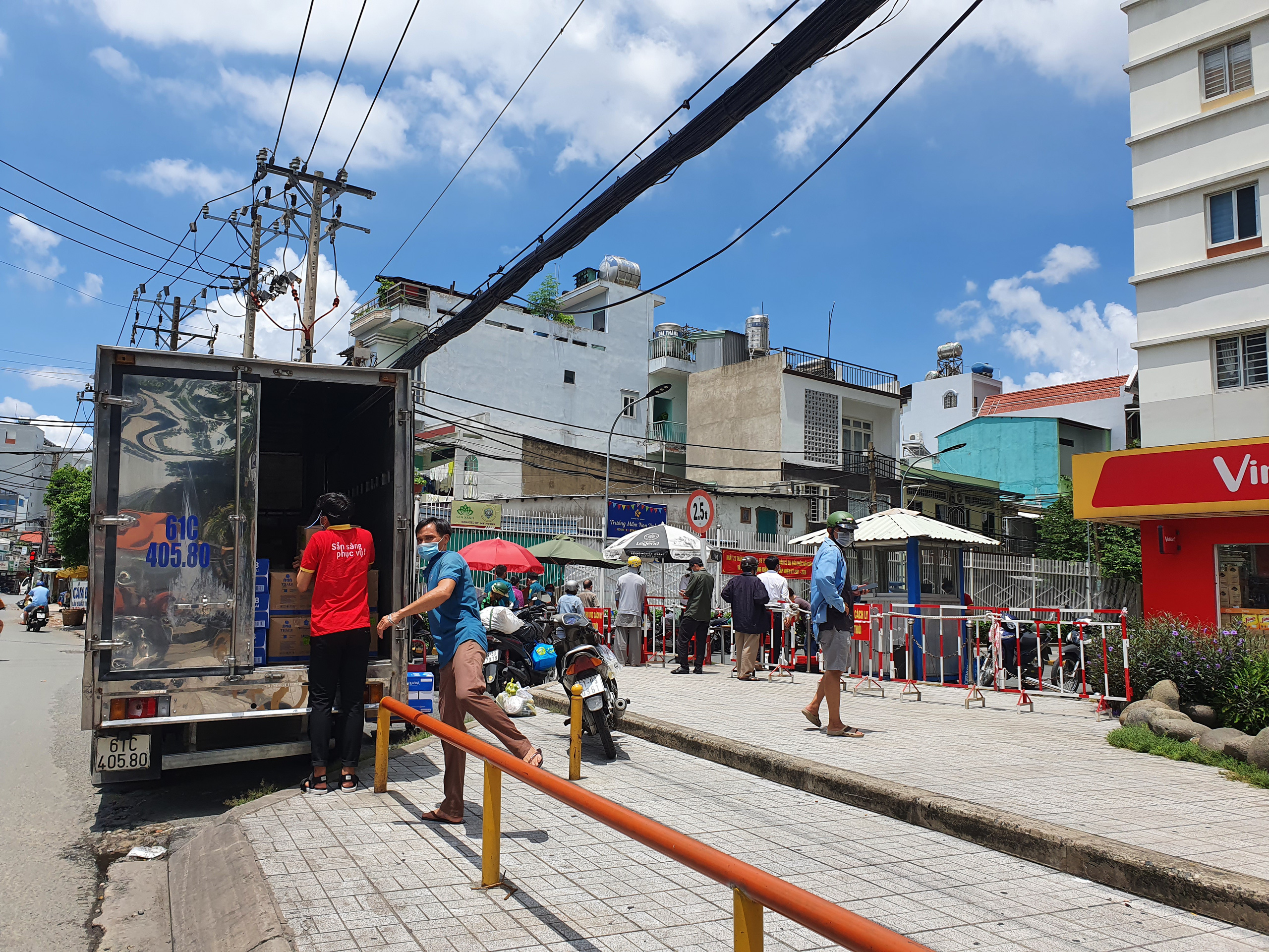 Người dân sống gần chung cư Sen Xanh, TP HCM: Hạn chế đi lại để phòng dịch Covid-19 - Ảnh 2.