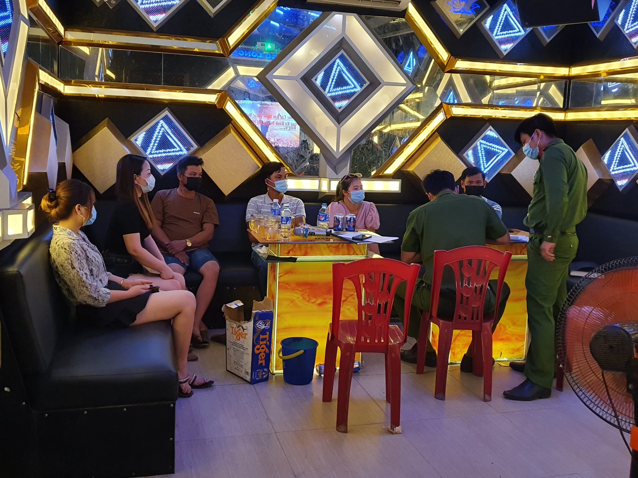 Hát karaoke giữa mùa dịch, chủ quán và 3 cặp nam nữ cùng bị phạt