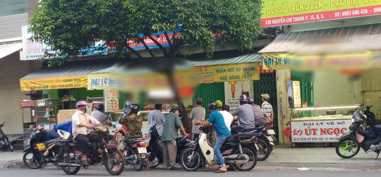 CLIP: Nhiều người không khẩu trang, tụ tập xem xổ số ở quận 5, TP HCM - Ảnh 8.