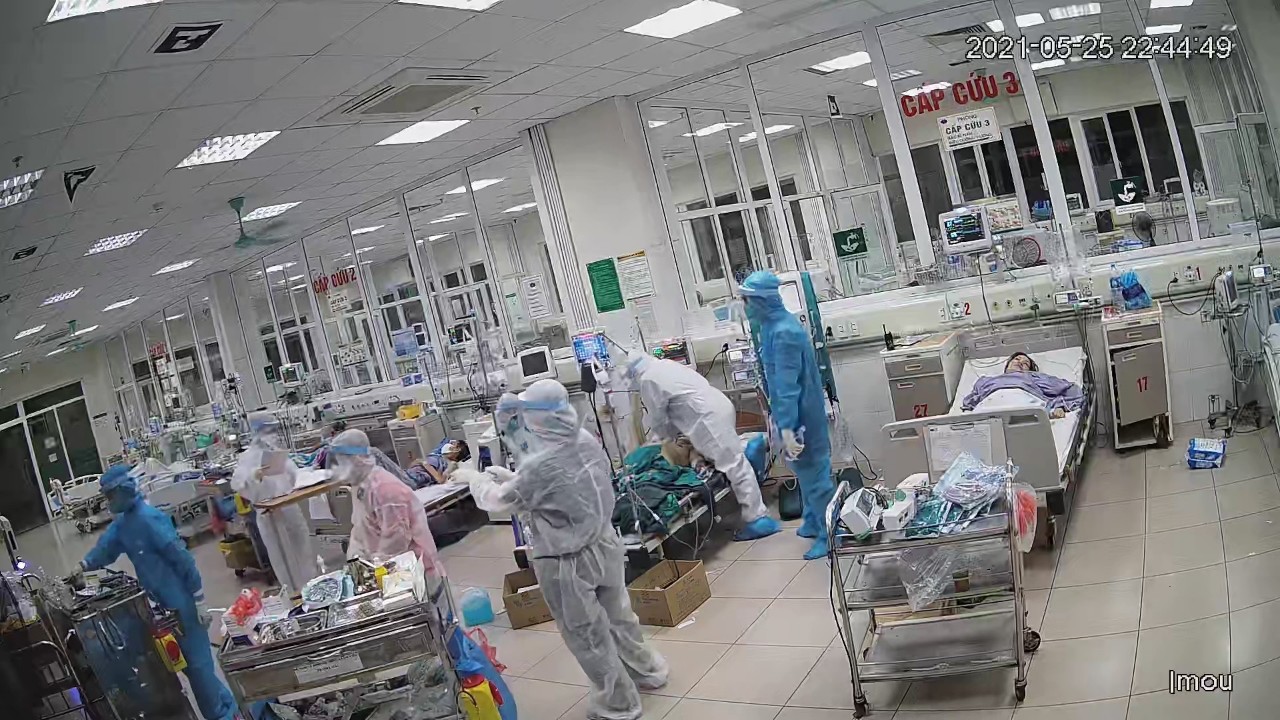 Video: Tận mắt chứng kiến y bác sĩ ép tim cấp cứu bệnh nhân Covid-19 - Ảnh 2.