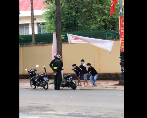 Cán bộ giáo dục nói gì về việc phạt học sinh vi phạm luật giao thông bằng "thụt dầu"?