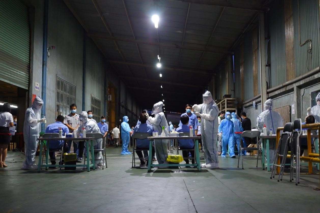 TP HCM: Xuy&ecirc;n đ&ecirc;m truy vết li&ecirc;n quan 1 phụ nữ l&agrave;m ở căn tin - Ảnh 5.