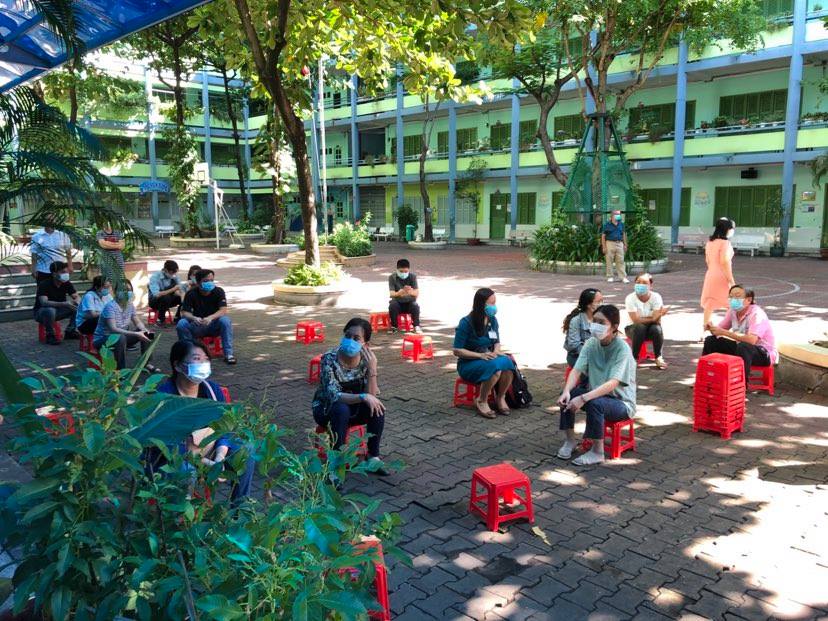 TP HCM: Cảm động h&igrave;nh ảnh gi&aacute;o vi&ecirc;n thực hiện x&eacute;t nghiệm s&agrave;ng lọc Covid-19 để phục vụ kỳ thi - Ảnh 1.