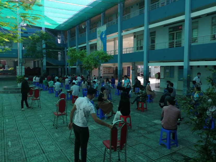 TP HCM: Cảm động h&igrave;nh ảnh gi&aacute;o vi&ecirc;n thực hiện x&eacute;t nghiệm s&agrave;ng lọc Covid-19 để phục vụ kỳ thi - Ảnh 2.