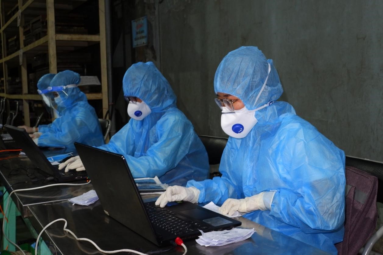 TP HCM: Xuy&ecirc;n đ&ecirc;m truy vết li&ecirc;n quan 1 phụ nữ l&agrave;m ở căn tin - Ảnh 3.