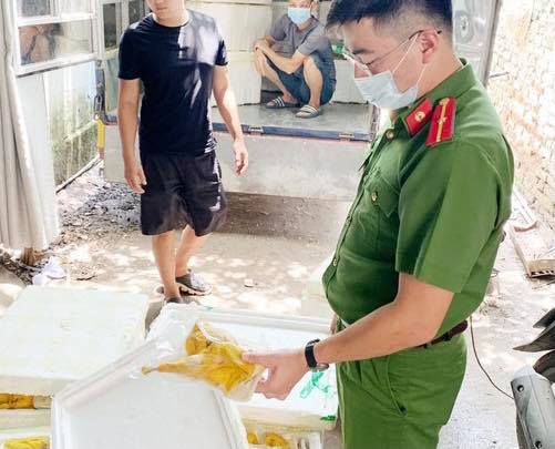 Bí mật trên chiếc xe tải chuyên tuồn hàng vào các nhà hàng