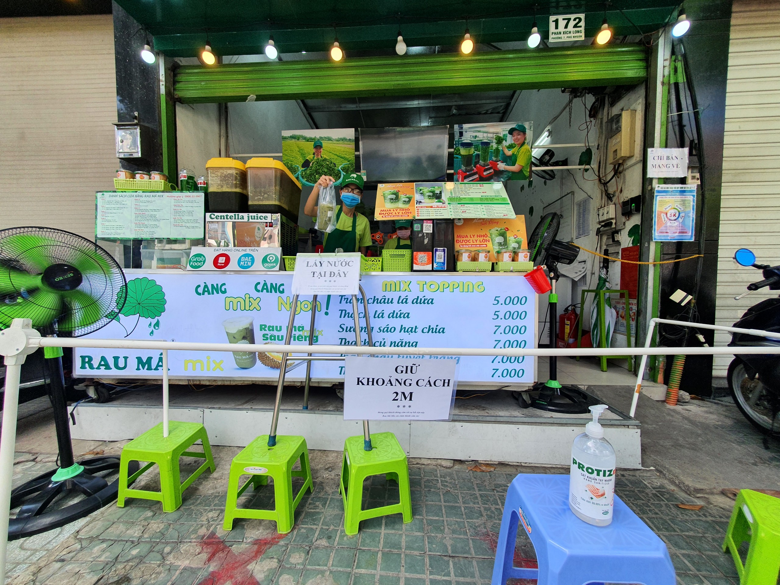 TP HCM: Ấm áp tình người ở những khu phong tỏa - Ảnh 14.