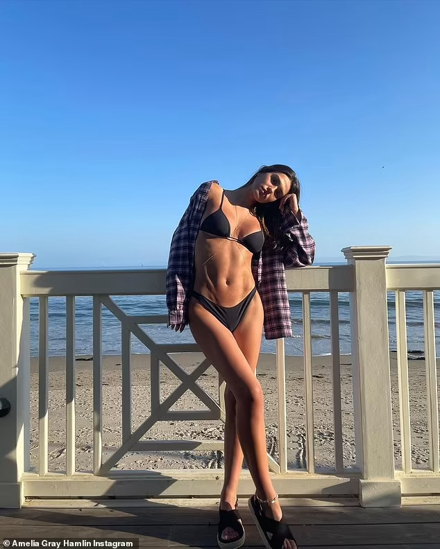 Nữ diễn vi&ecirc;n khoe đường cong cuốn h&uacute;t với bikini - Ảnh 1.