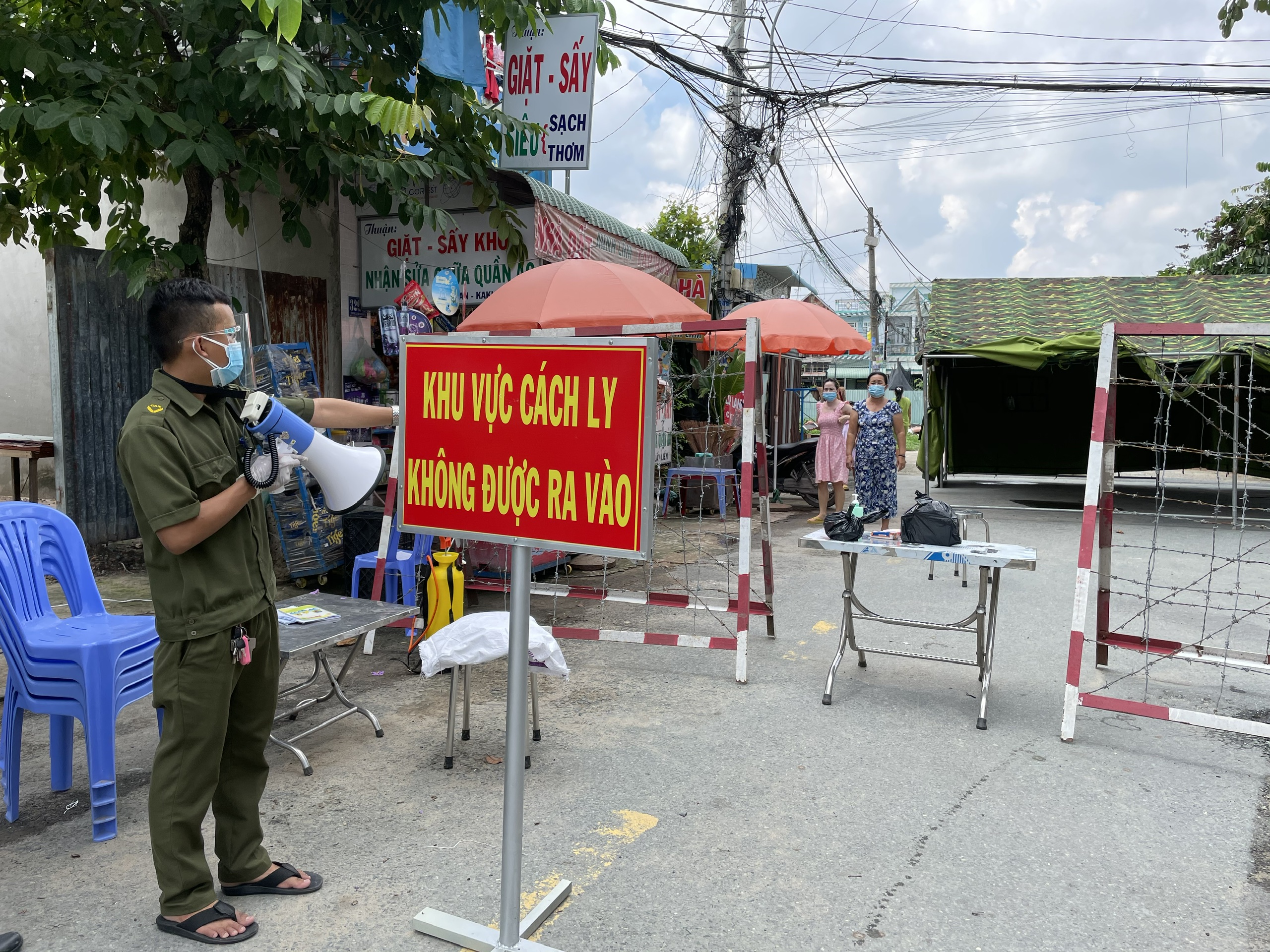 TP HCM: Ấm áp tình người ở những khu phong tỏa - Ảnh 4.