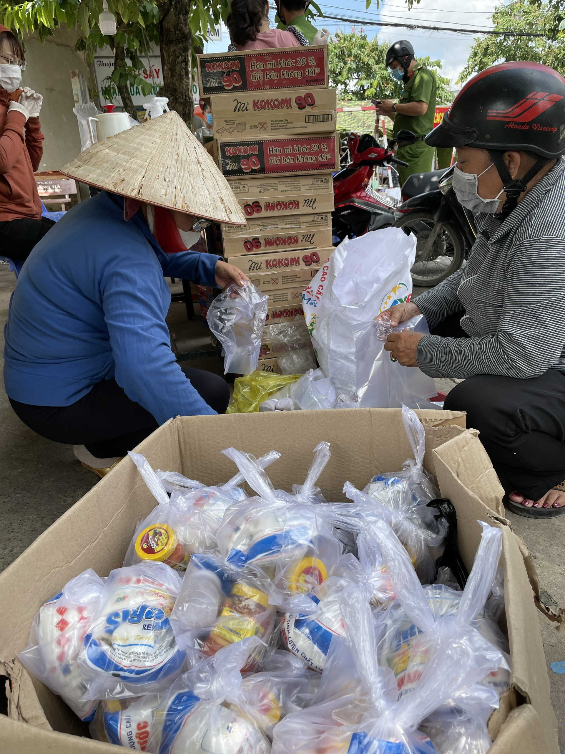 TP HCM: Ấm áp tình người ở những khu phong tỏa - Ảnh 5.