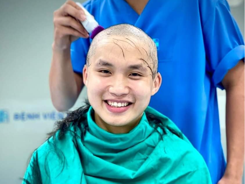 Bác sĩ TP HCM "xuống tóc" trước giờ lên đường chi viện cho Bắc Giang