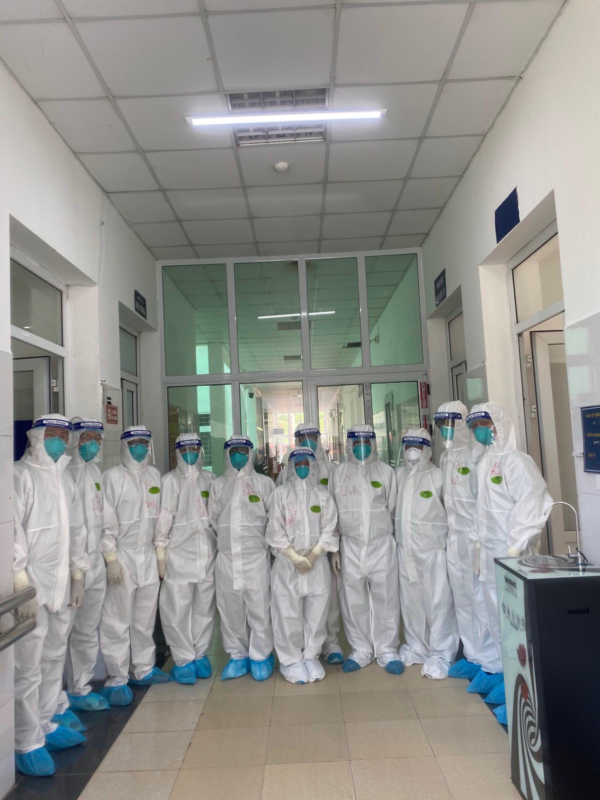 B&aacute;c sĩ Chợ Rẫy ng&agrave;y đ&ecirc;m điều trị cho bệnh nh&acirc;n nặng tại Bắc Giang - Ảnh 1.