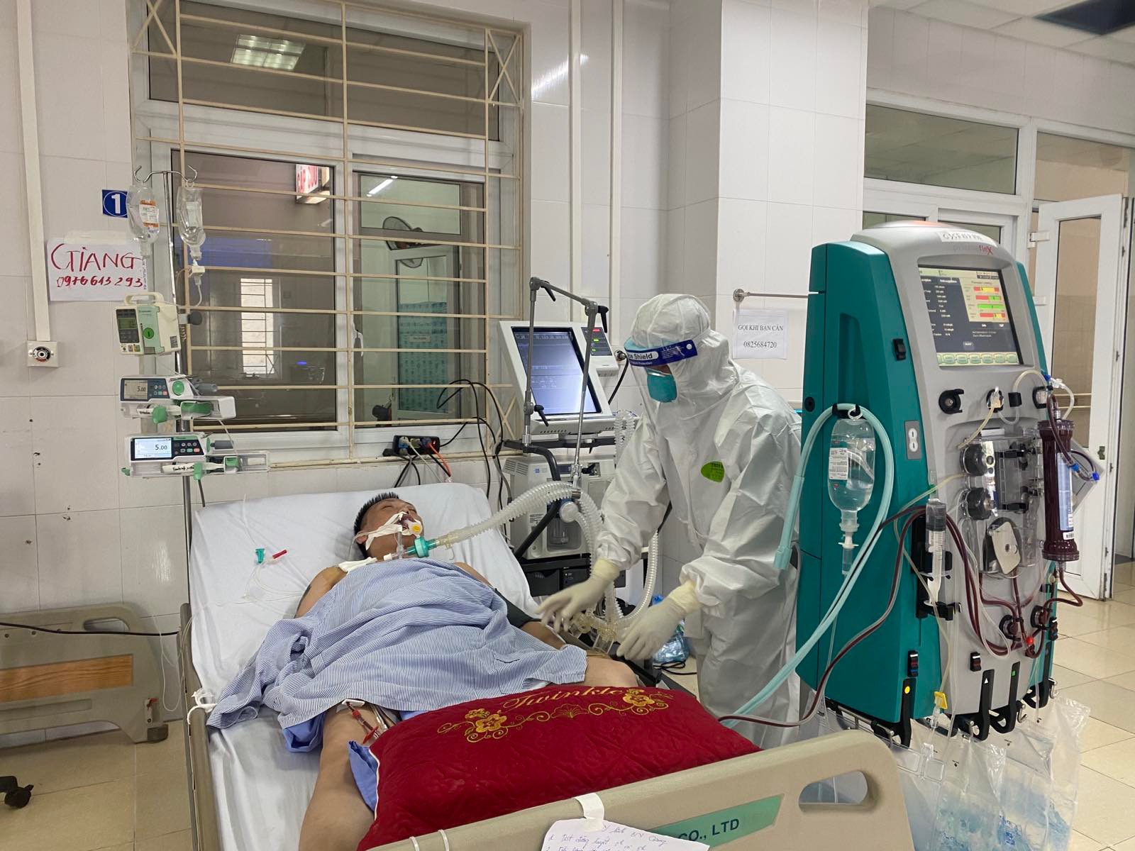 B&aacute;c sĩ Chợ Rẫy ng&agrave;y đ&ecirc;m điều trị cho bệnh nh&acirc;n nặng tại Bắc Giang - Ảnh 2.