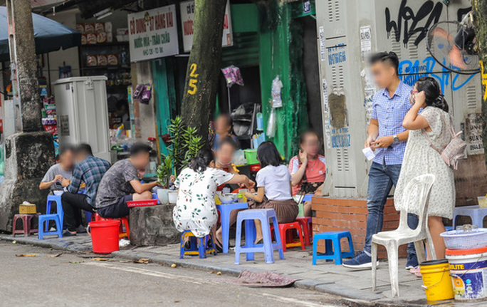 Hà Nội đóng cửa quán ăn uống vỉa hè từ 17 giờ chiều nay 3-5 - Ảnh 1.