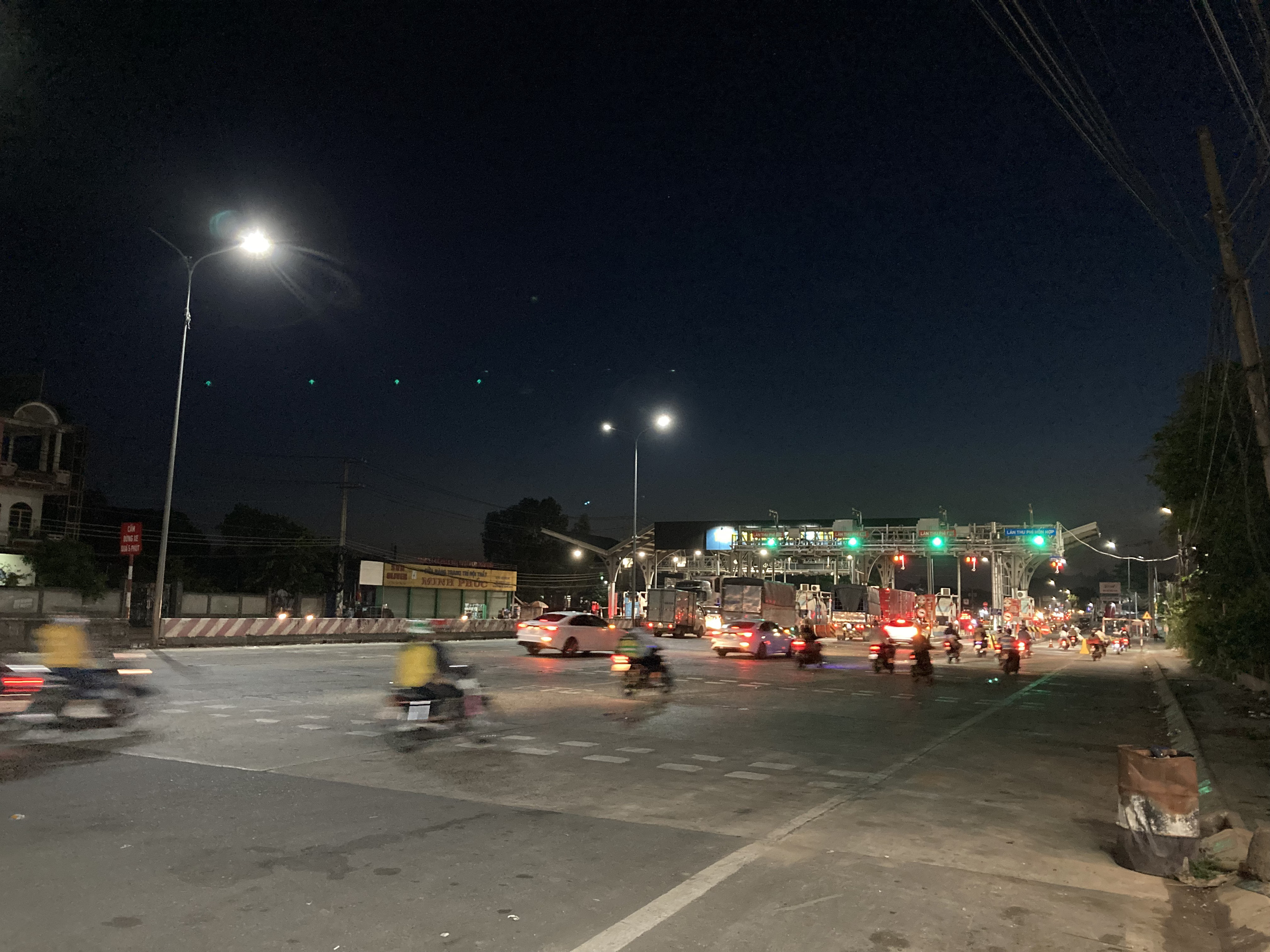 Người d&acirc;n &ugrave;n &ugrave;n rời Đ&agrave; Lạt, giao th&ocirc;ng Đồng Nai kh&aacute; đ&ocirc;ng nhưng kh&ocirc;ng kẹt xe - Ảnh 10.