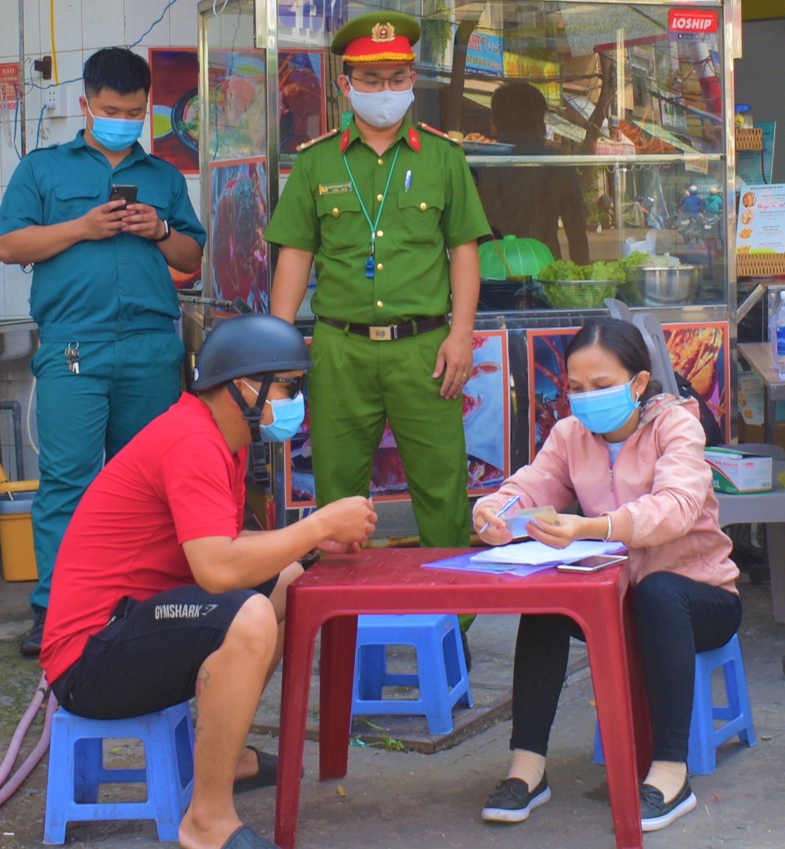 Cần Thơ ra quân phạt nghiêm không đeo khẩu trang - Ảnh 2.