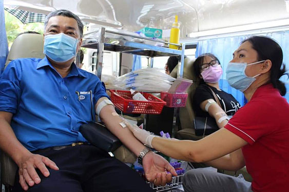 Đoàn viên tình nguyện hiến máu cứu người