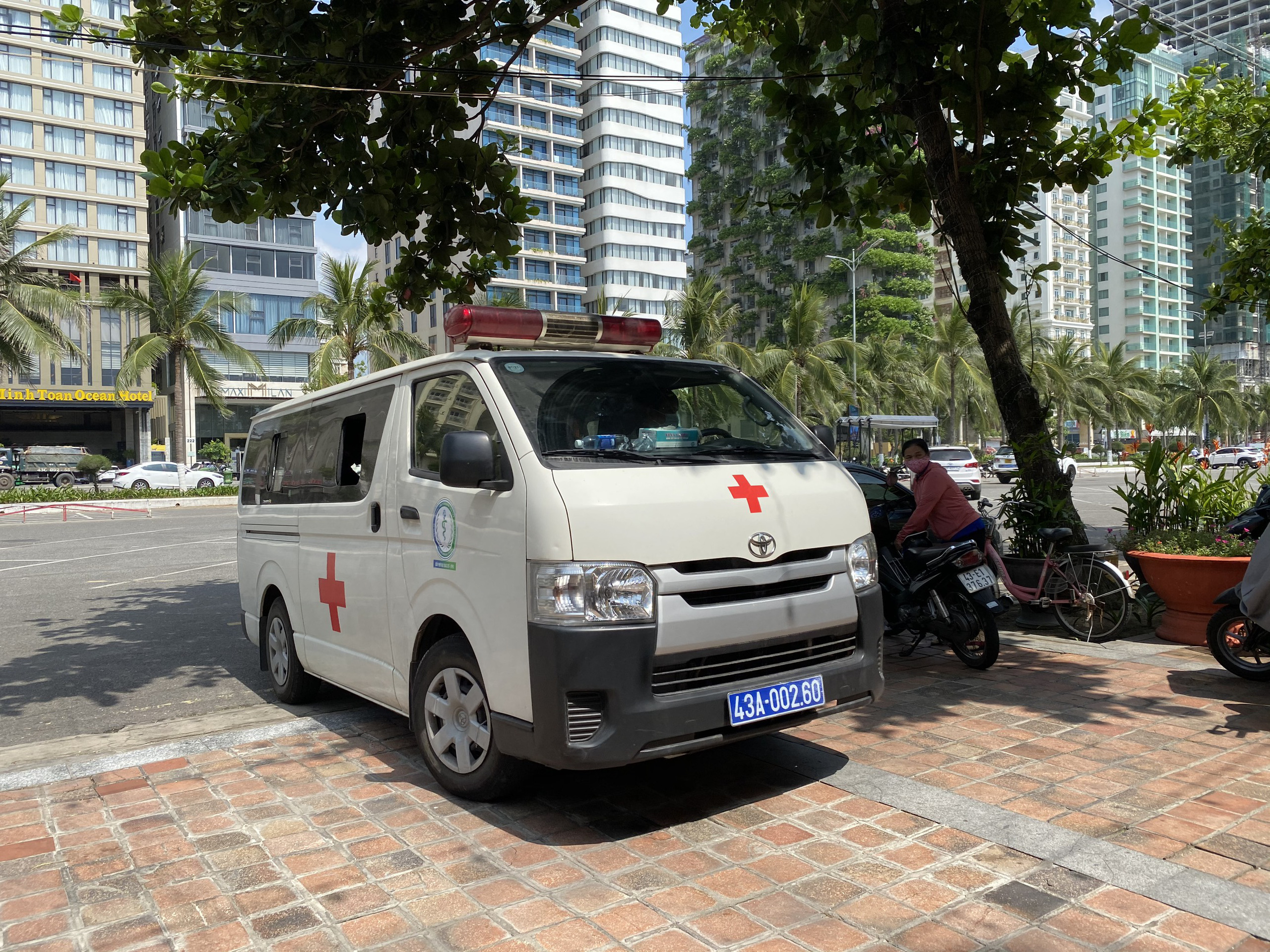 Đ&agrave; Nẵng phun khử khuẩn 2 nh&agrave; h&agrave;ng m&agrave; chuy&ecirc;n gia Trung Quốc lui tới - Ảnh 3.