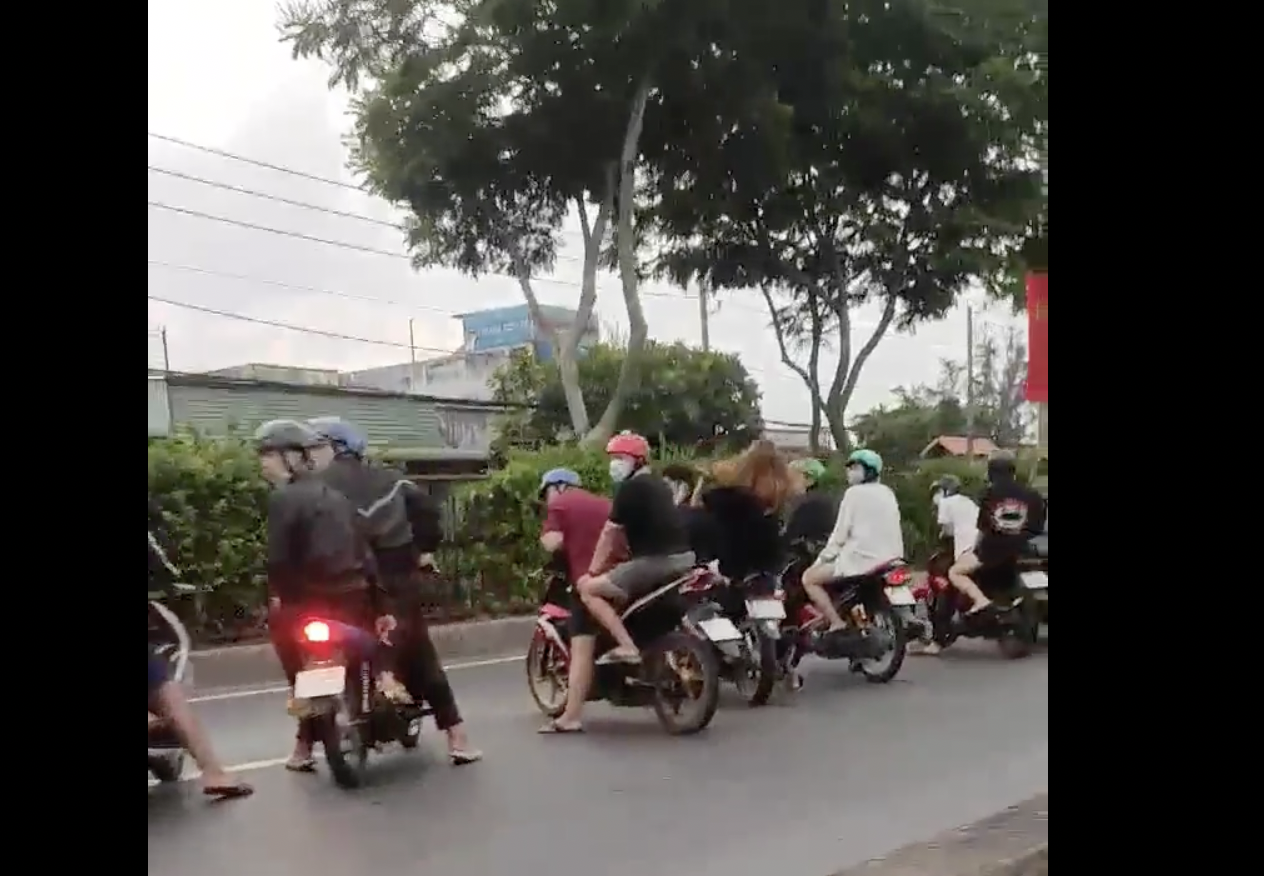 Gần trăm nam, nữ làm liều trên Quốc lộ 22
