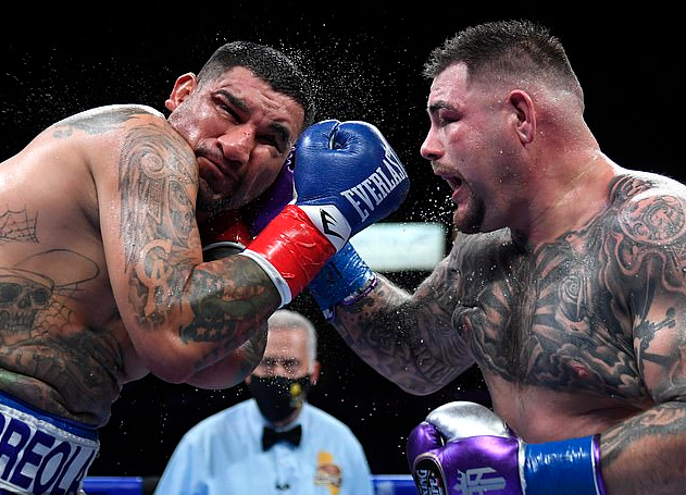 Ẩu đả ngoài võ đài cuộc so găng hạng nặng ở California - Ảnh 4.