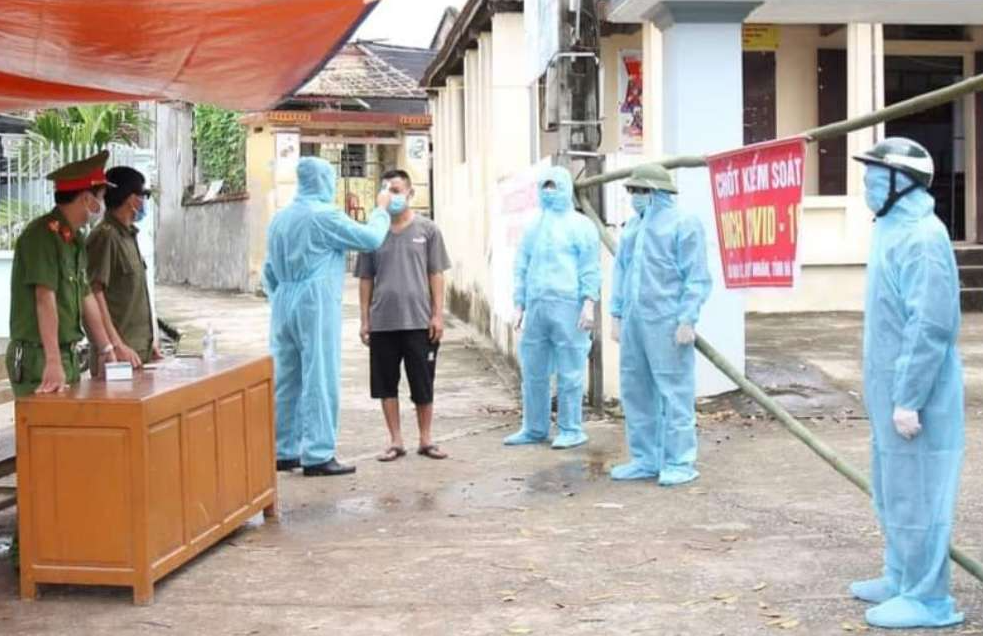 Để dịch Covid-19 l&acirc;y lan ra cộng đồng, Gi&aacute;m đốc Trung t&acirc;m Y tế v&agrave; Trạm trưởng ở H&agrave; Nam bị đ&igrave;nh chỉ c&ocirc;ng t&aacute;c - Ảnh 1.