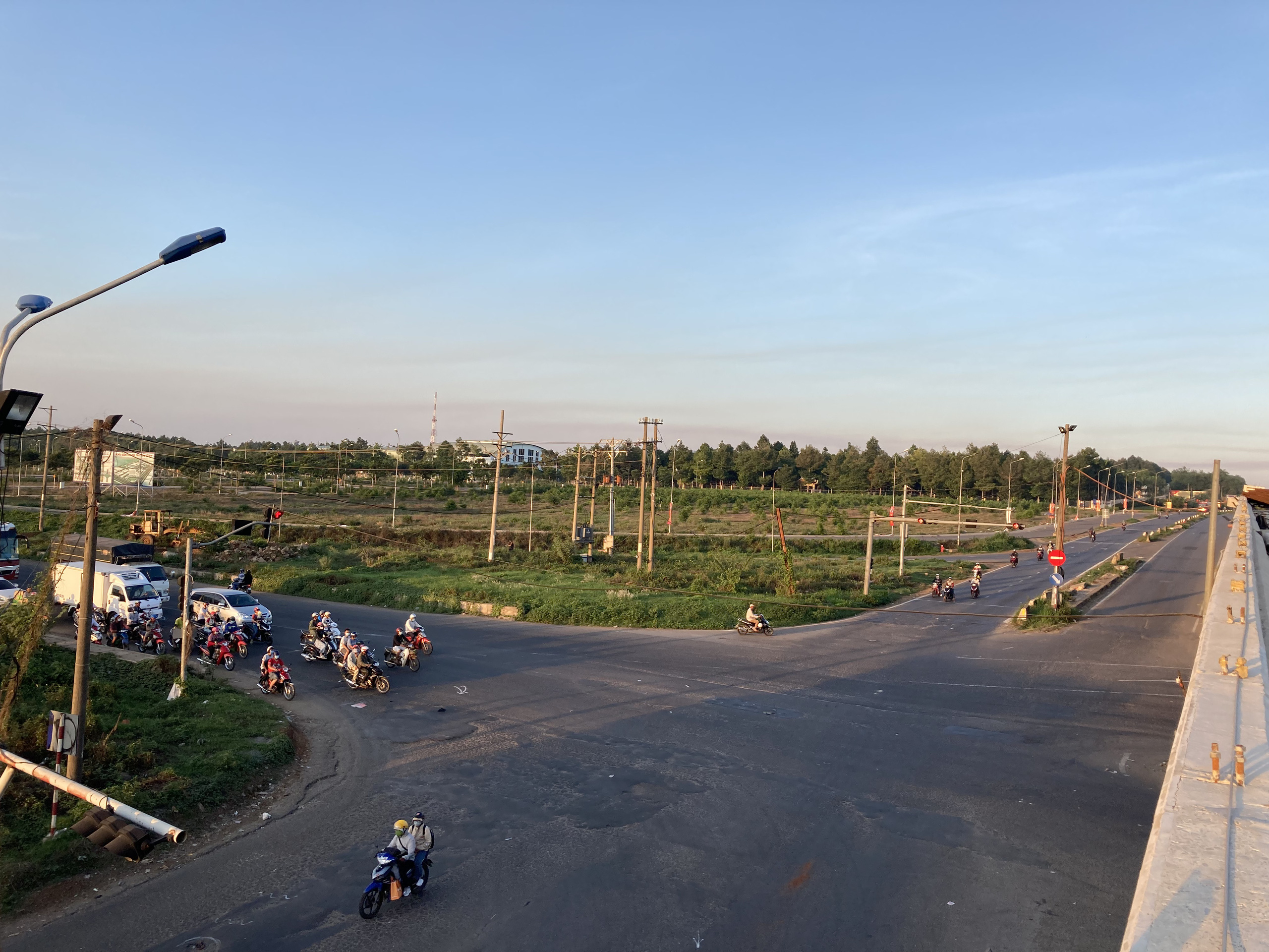 Người d&acirc;n &ugrave;n &ugrave;n rời Đ&agrave; Lạt, giao th&ocirc;ng Đồng Nai kh&aacute; đ&ocirc;ng nhưng kh&ocirc;ng kẹt xe - Ảnh 6.