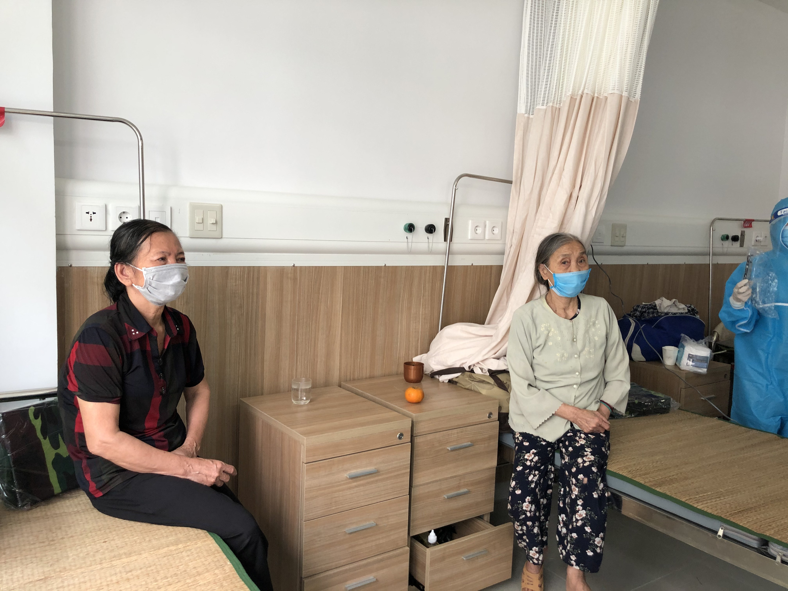 Chuyển 151 F1 của ca bệnh Covid-19 si&ecirc;u l&acirc;y nhiễm đến Bệnh viện Bạch Mai cơ sở 2 - Ảnh 14.