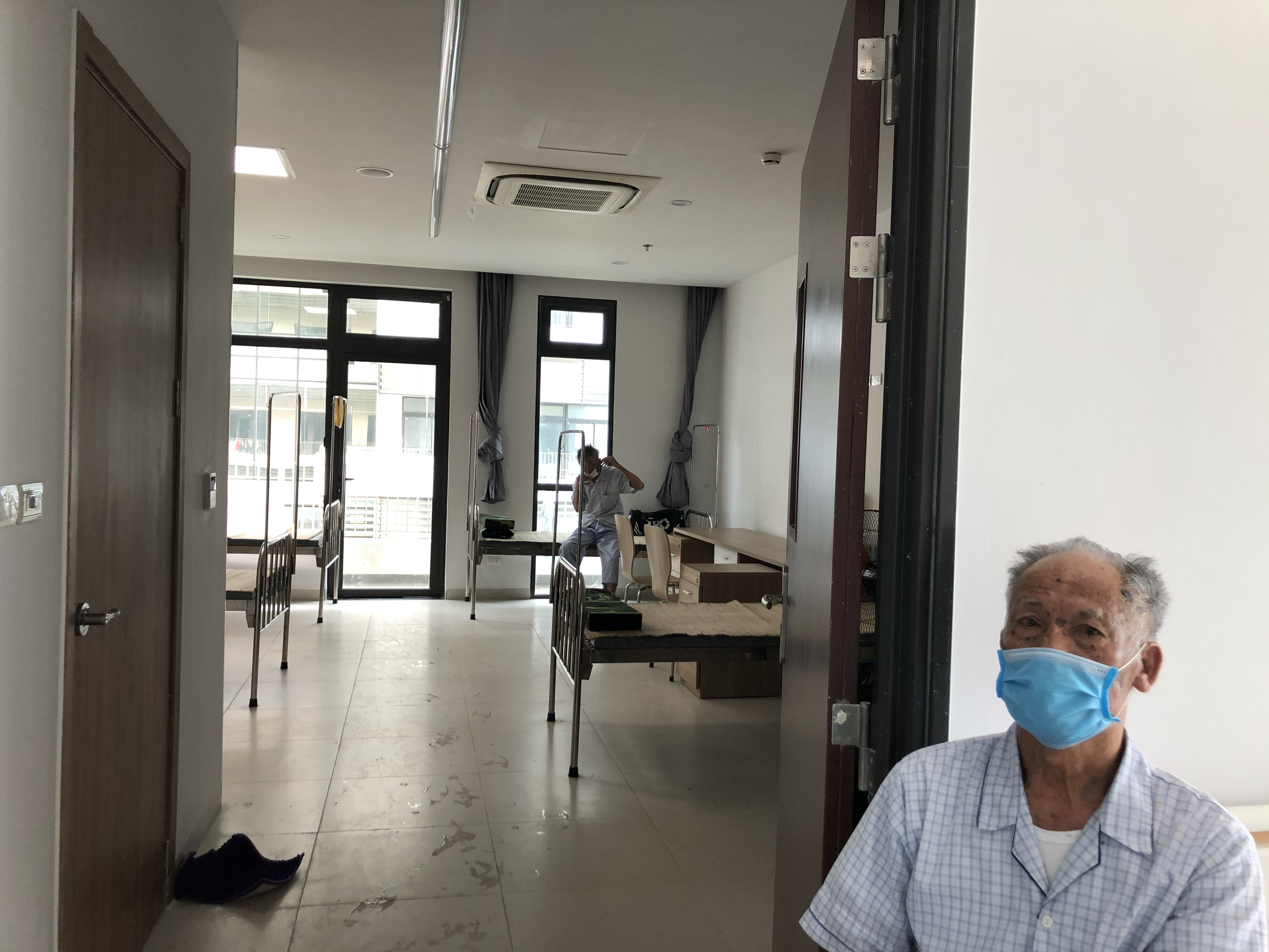 Chuyển 151 F1 của ca bệnh Covid-19 si&ecirc;u l&acirc;y nhiễm đến Bệnh viện Bạch Mai cơ sở 2 - Ảnh 10.