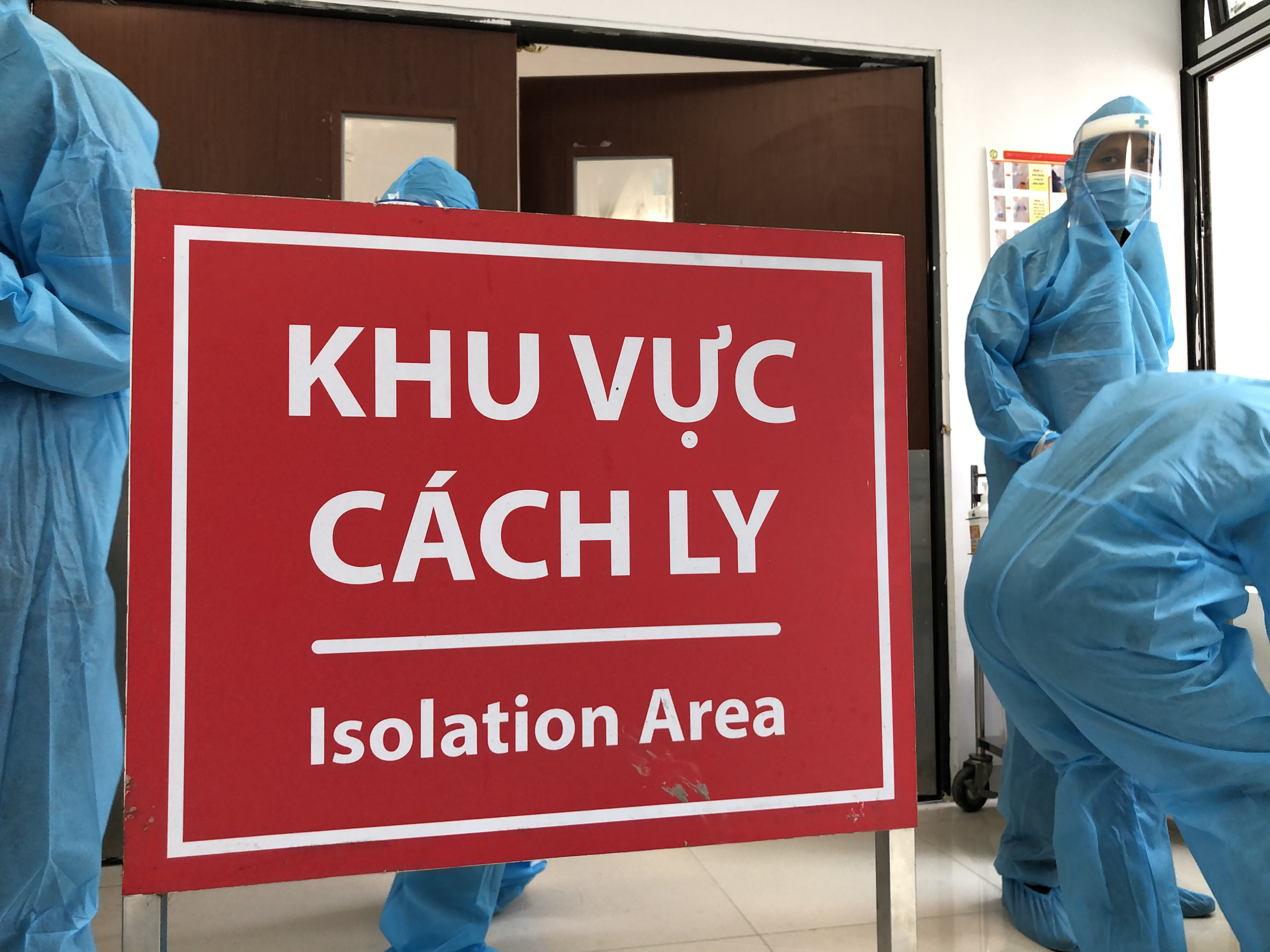 Chuyển 151 F1 của ca bệnh Covid-19 si&ecirc;u l&acirc;y nhiễm đến Bệnh viện Bạch Mai cơ sở 2 - Ảnh 6.