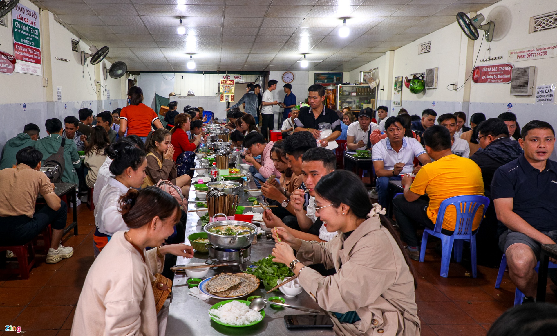 Du khách xếp hàng giữa trưa chờ chỗ trống ở quán cà phê Đà Lạt - Ảnh 1.