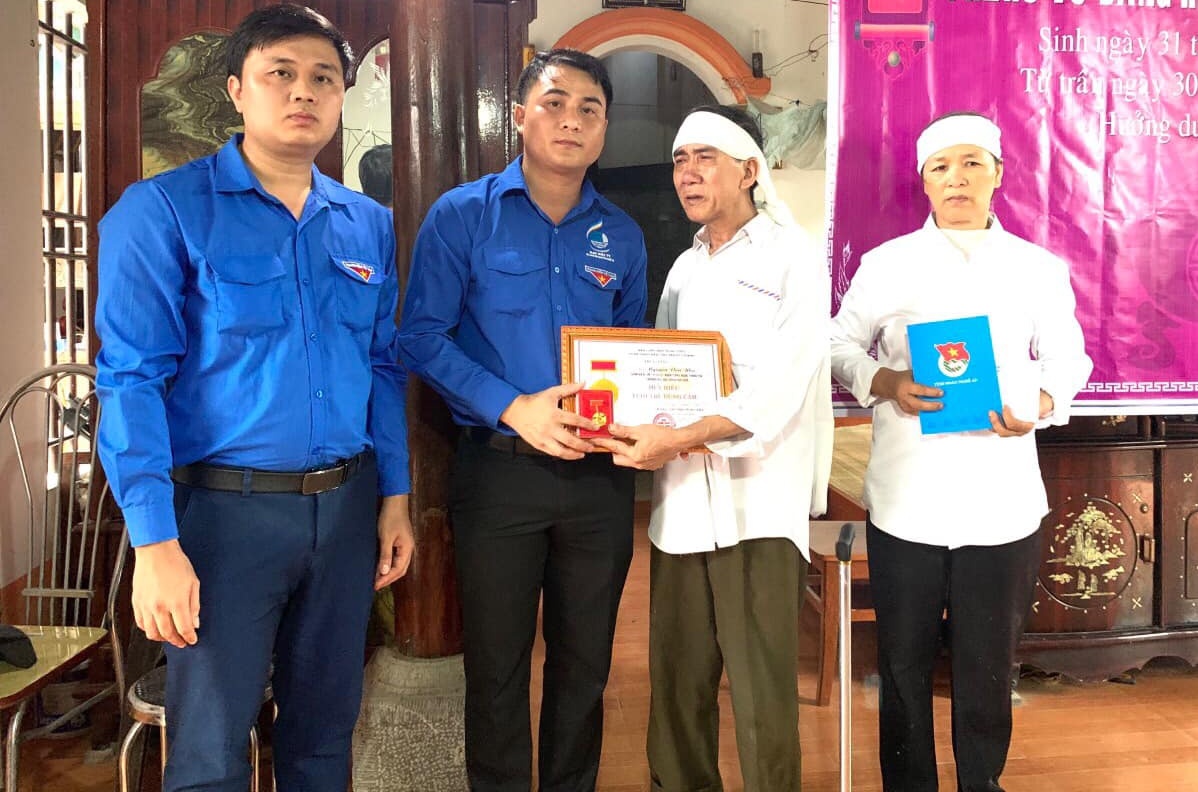 Tổ chức tưởng niệm sinh viên Nguyễn Văn Nhã quên mình cứu 3 bạn học - Ảnh 1.