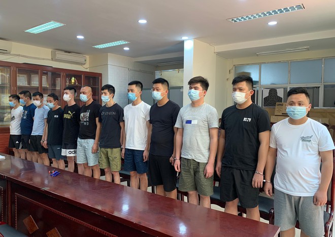 2 nữ sinh vi&ecirc;n xinh đẹp l&agrave;m nội gi&aacute;n cho nhiều người Trung Quốc nhập cảnh tr&aacute;i ph&eacute;p - Ảnh 2.