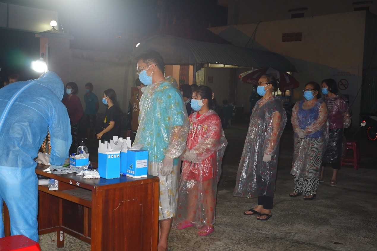 TP HCM: H&agrave;ng chục bệnh viện trắng đ&ecirc;m lấy mẫu x&eacute;t nghiệm cho 24.000 người ở G&ograve; Vấp - Ảnh 5.
