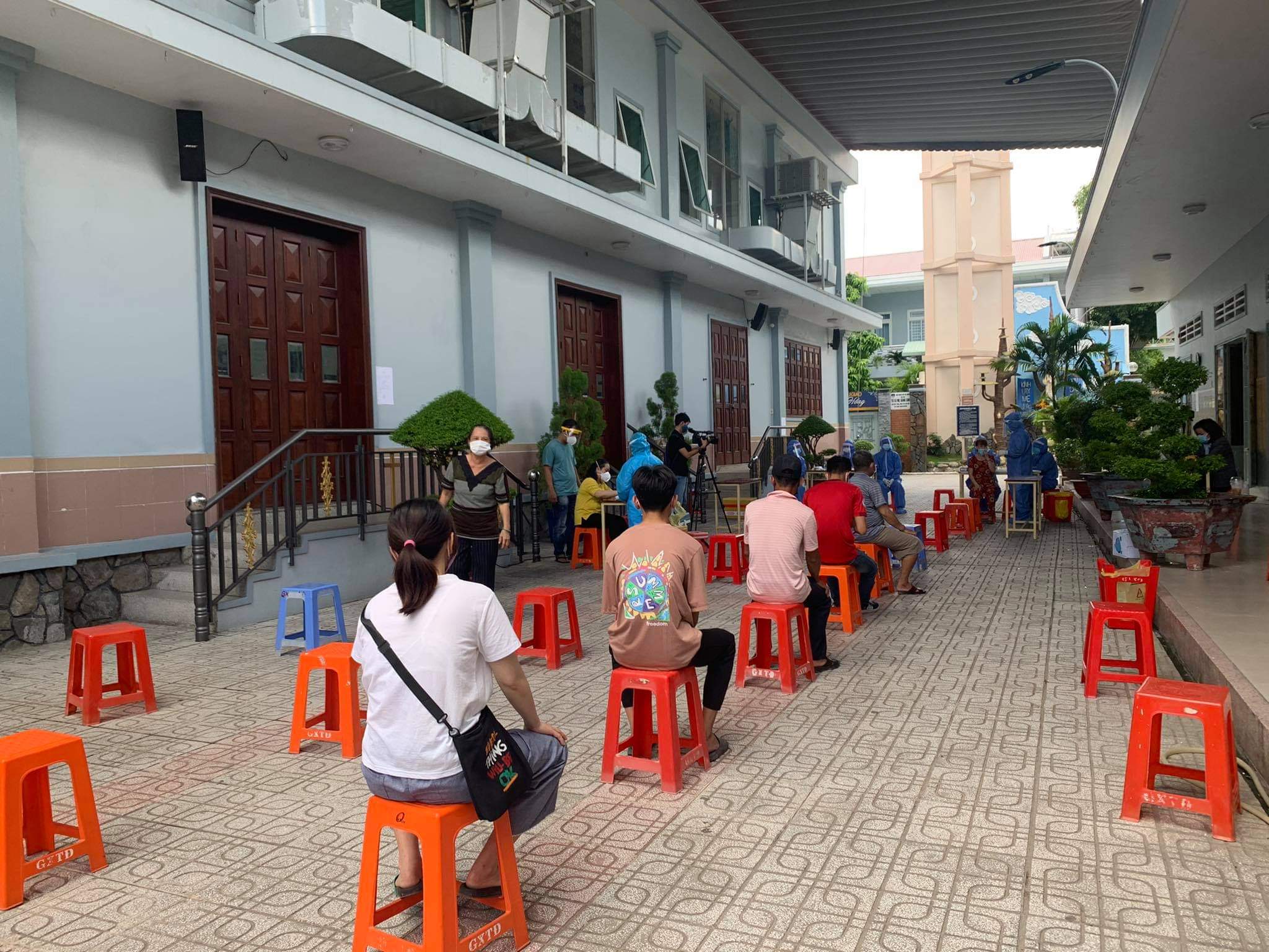 Lấy mẫu v&agrave; x&eacute;t nghiệm Covid-19 trên diện rộng to&agrave;n TP HCM - Ảnh 1.
