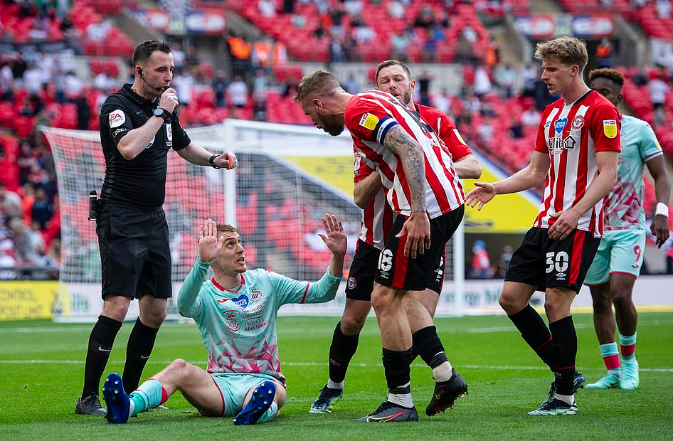 Brentford thắng trận cầu 178 triệu bảng, đoạt v&eacute; dự Ngoại hạng Anh - Ảnh 4.