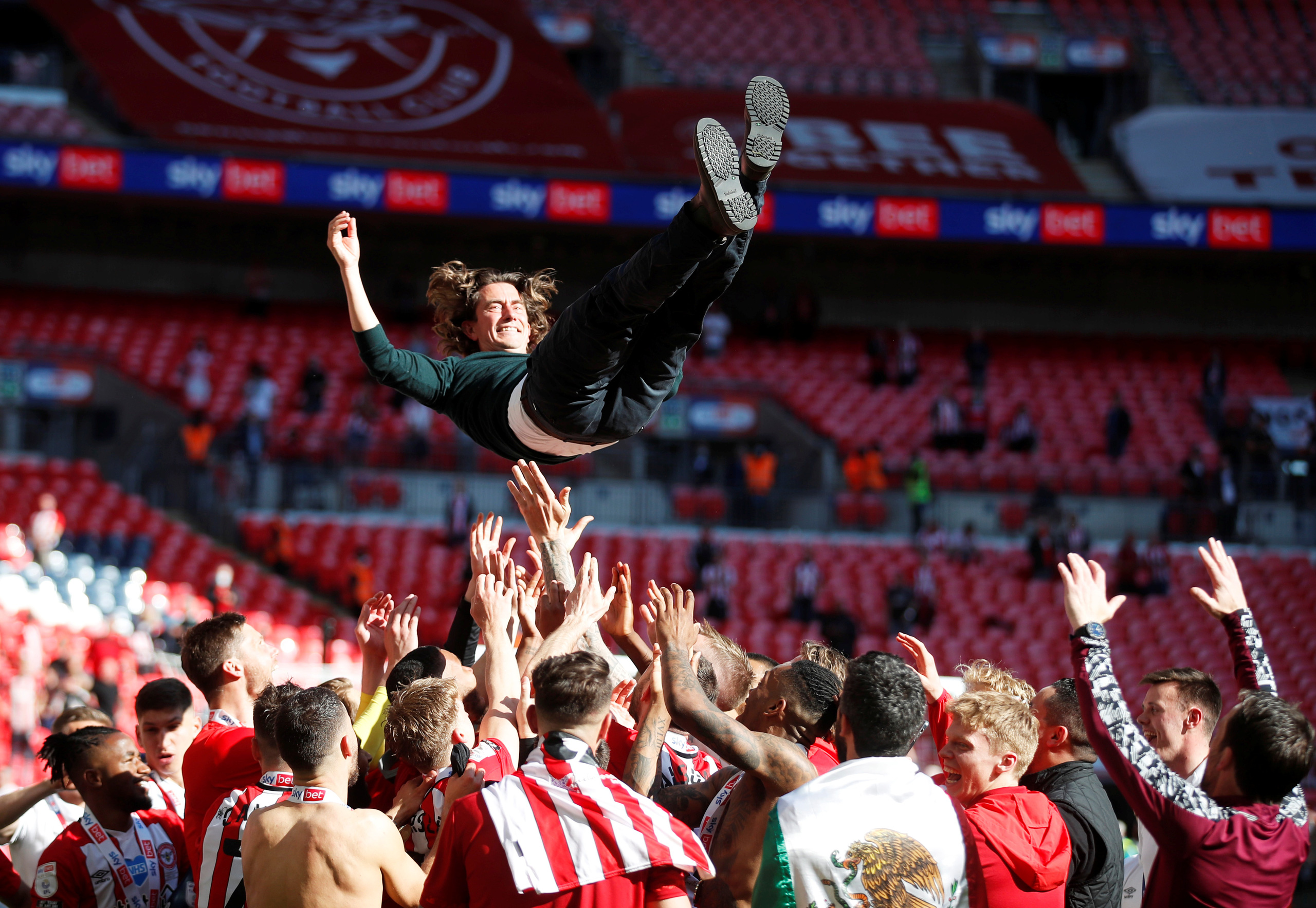 Brentford thắng trận cầu 178 triệu bảng, đoạt v&eacute; dự Ngoại hạng Anh - Ảnh 6.