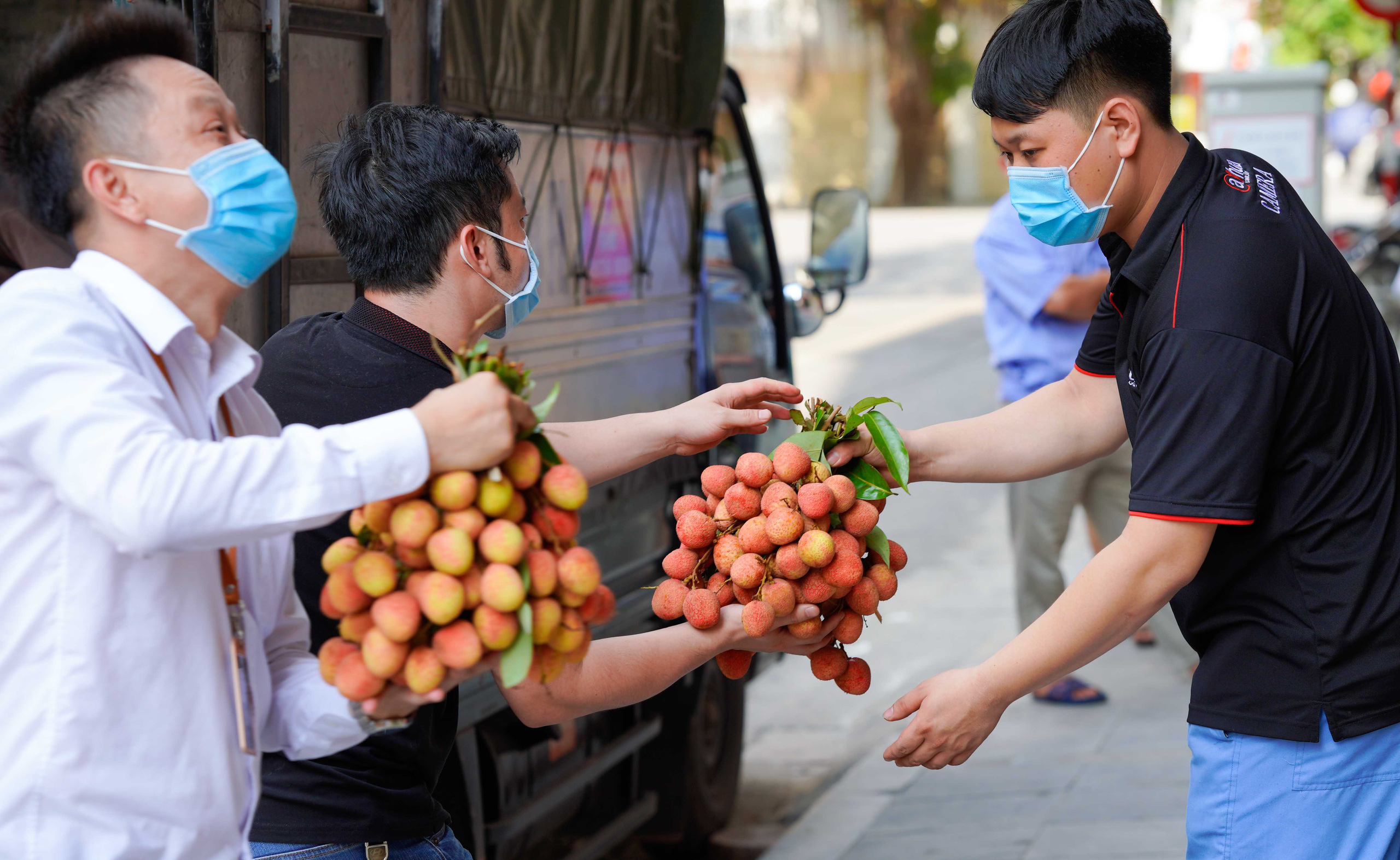Đội nắng, xếp h&agrave;ng mua vải ủng hộ n&ocirc;ng d&acirc;n Bắc Giang - Ảnh 2.