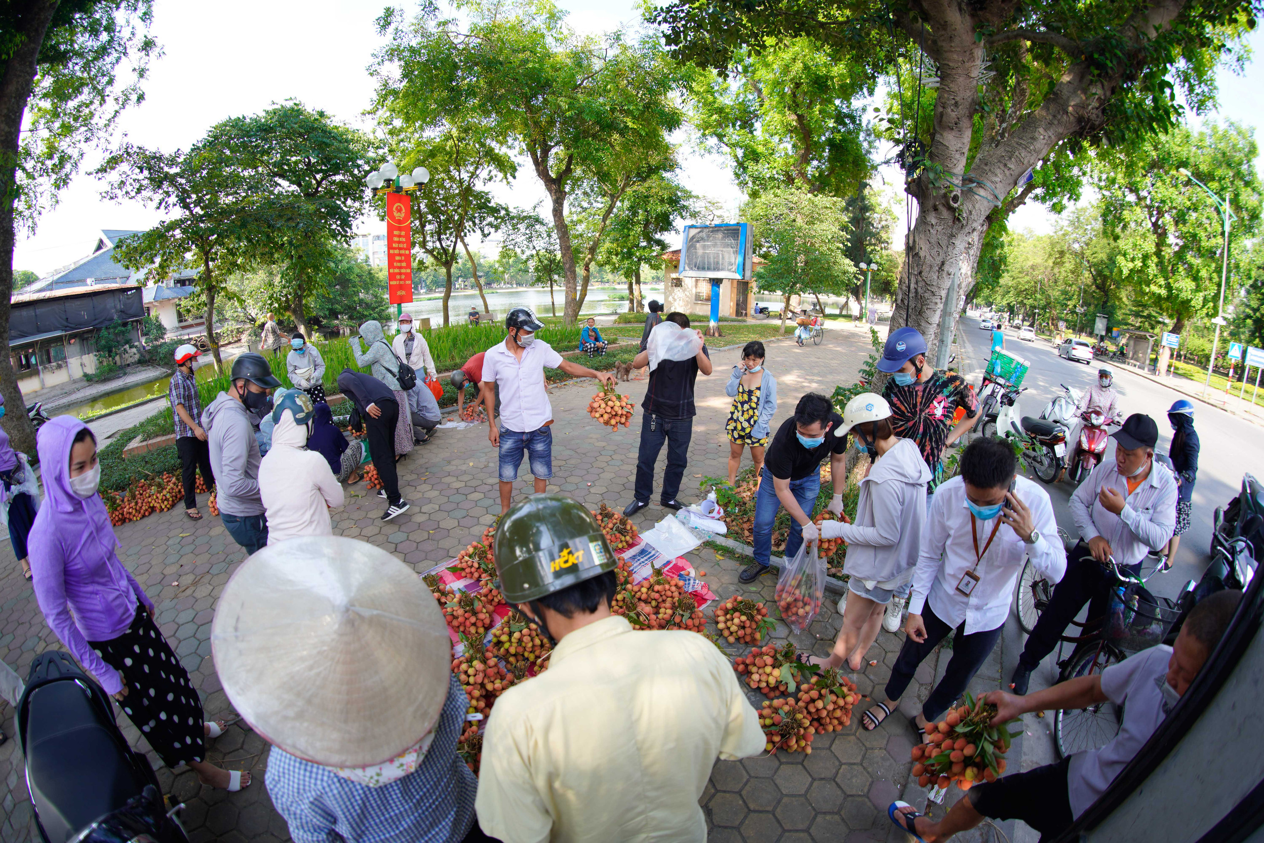 Đội nắng, xếp h&agrave;ng mua vải ủng hộ n&ocirc;ng d&acirc;n Bắc Giang - Ảnh 4.