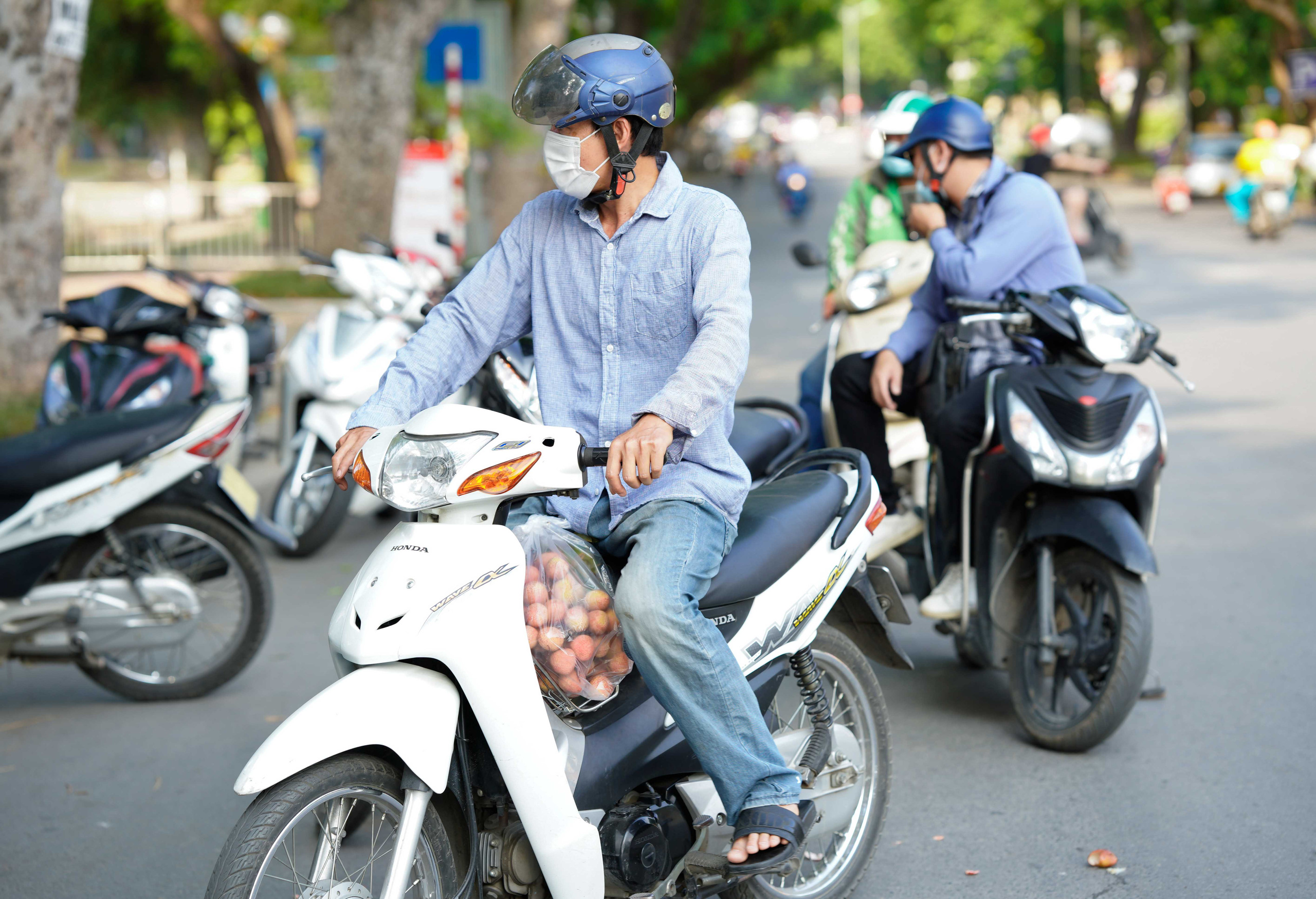 Đội nắng, xếp h&agrave;ng mua vải ủng hộ n&ocirc;ng d&acirc;n Bắc Giang - Ảnh 12.