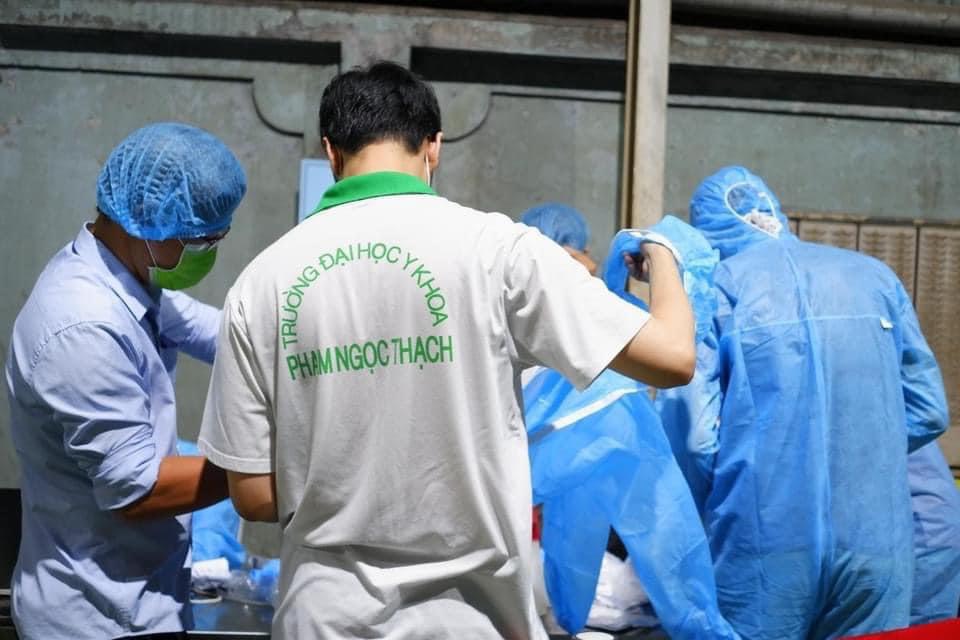 Sinh vi&ecirc;n Trường ĐH Y Khoa Phạm Ngọc Thạch xuy&ecirc;n đ&ecirc;m chống dịch - Ảnh 3.